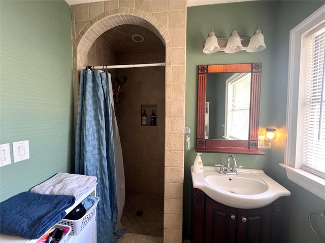 909 Peach Street, El Campo, TX 77437