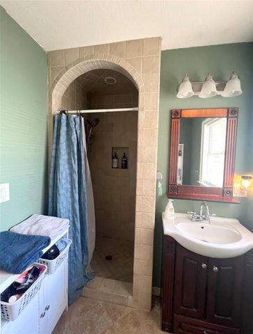 909 Peach Street, El Campo, TX 77437