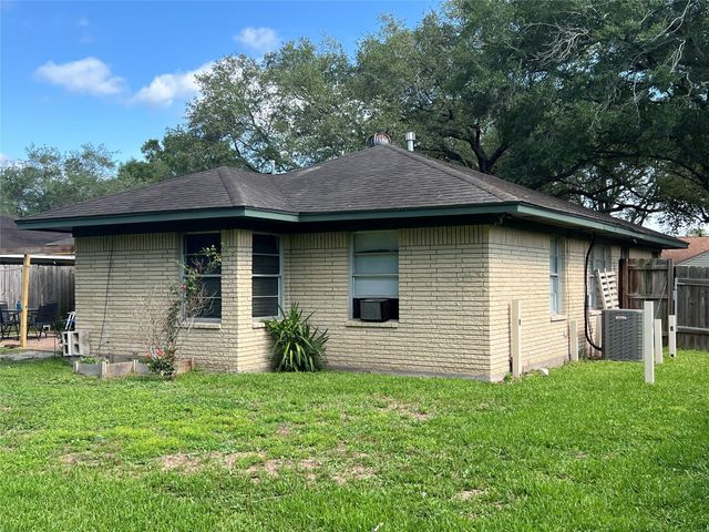 909 Peach Street, El Campo, TX 77437
