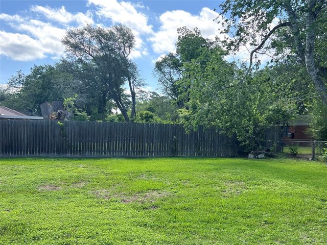 909 Peach Street, El Campo, TX 77437