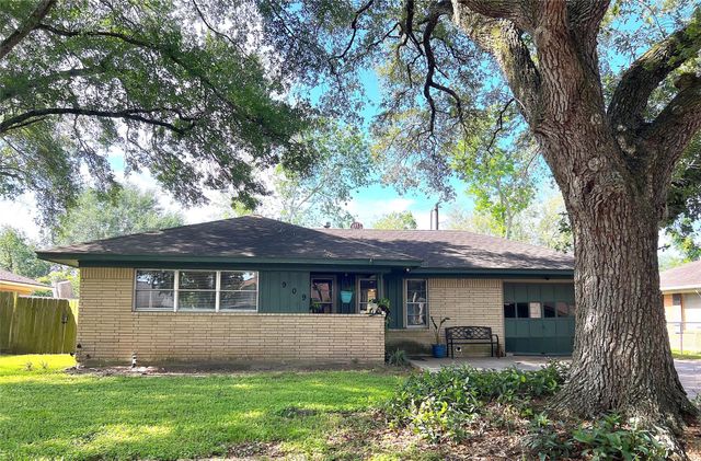 909 Peach Street, El Campo, TX 77437
