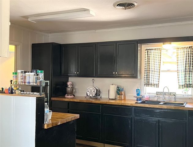 909 Peach Street, El Campo, TX 77437