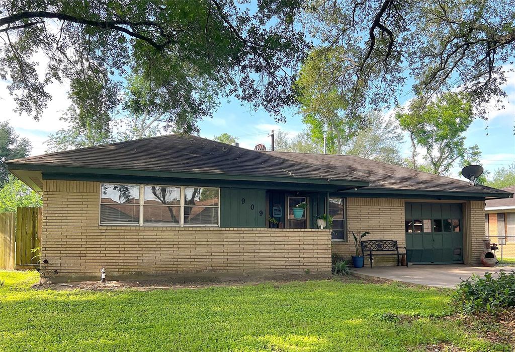 909 Peach Street, El Campo, TX 77437
