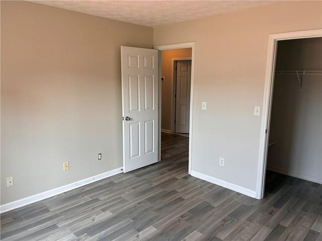 2010 Glen Parke Ct, Lawrenceville, GA 30044