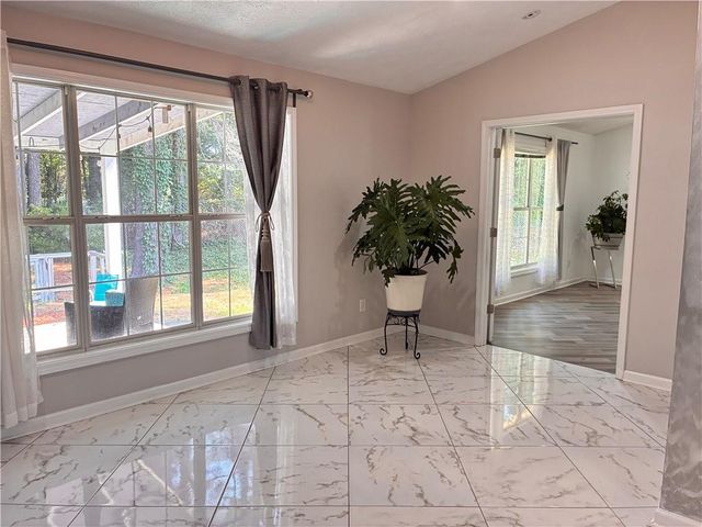 2010 Glen Parke Ct, Lawrenceville, GA 30044