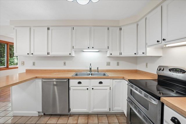 10 Standish Way, Amherst, NH 03031
