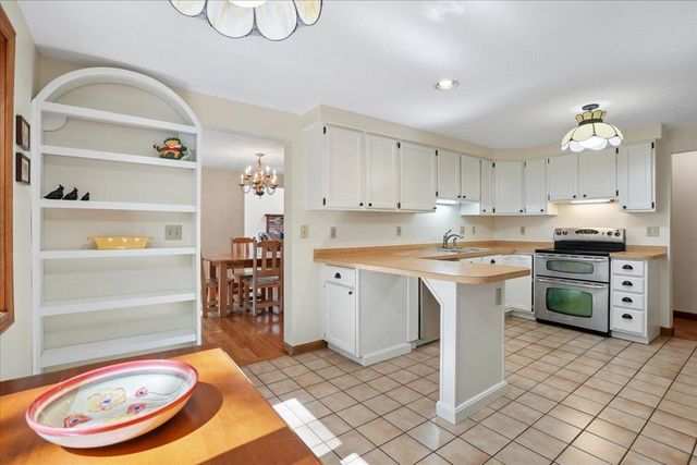 10 Standish Way, Amherst, NH 03031