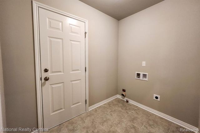 303 Devonshire Drive 7, Lapeer, MI 48446