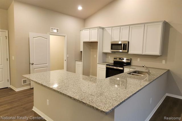 303 Devonshire Drive 7, Lapeer, MI 48446