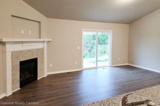 303 Devonshire Drive 7, Lapeer, MI 48446