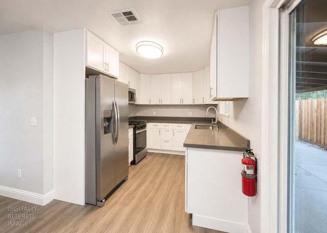 336 1st St, Livingston, CA 95334
