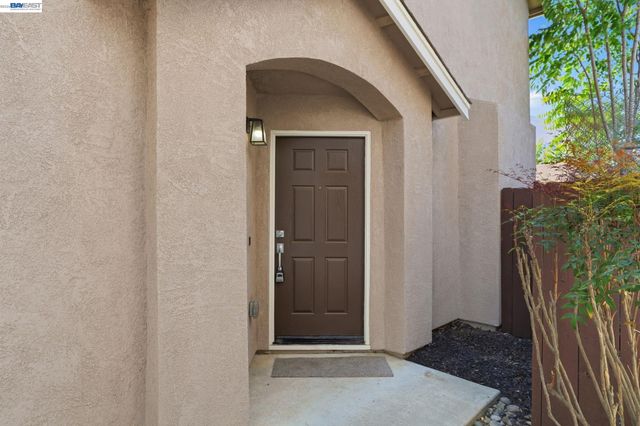 419 Pioneer Ave, Manteca, CA 95336