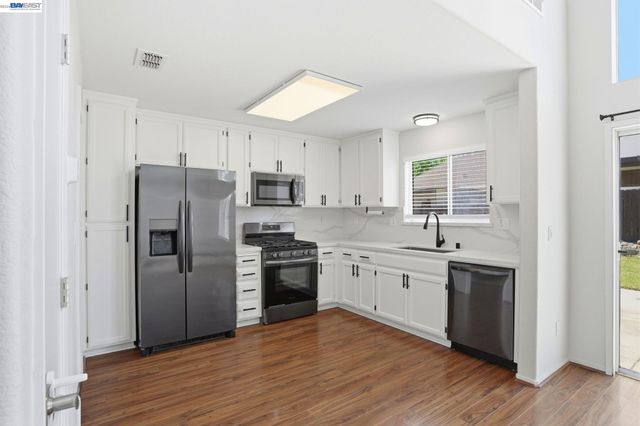 419 Pioneer Ave, Manteca, CA 95336