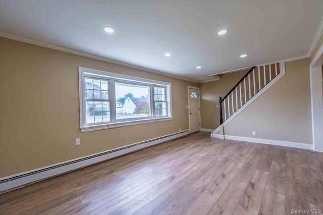 27 Park Lane, Bethpage, NY 11714