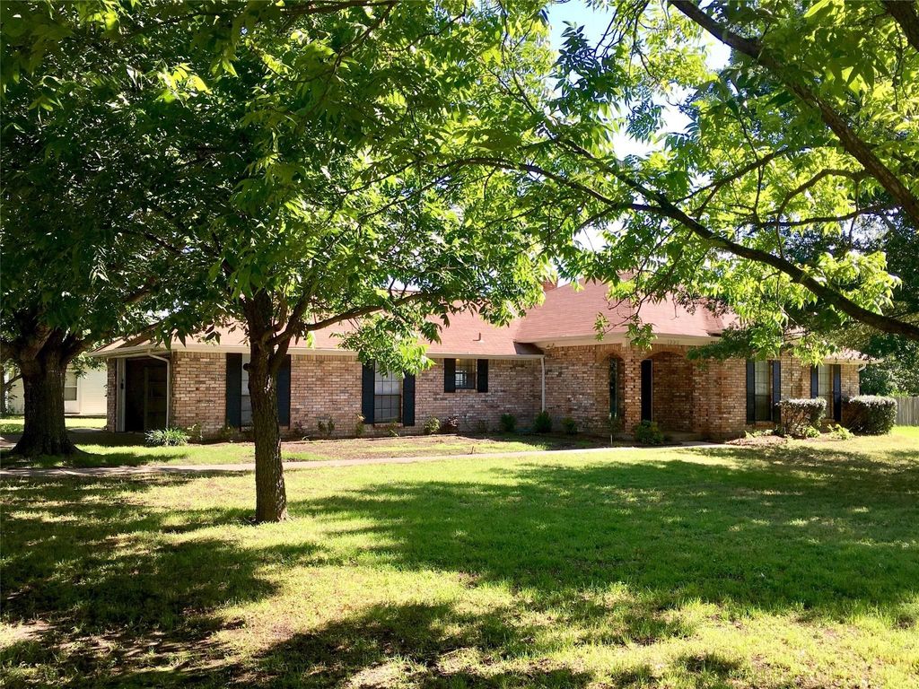 1225 Lois Lane, Oak Grove, TX 75142