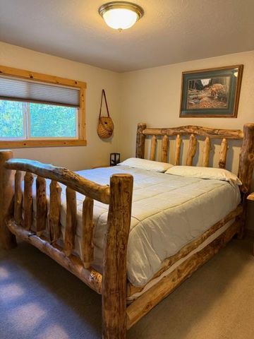 814 Capistrano Ave, South Lake Tahoe, CA 96150