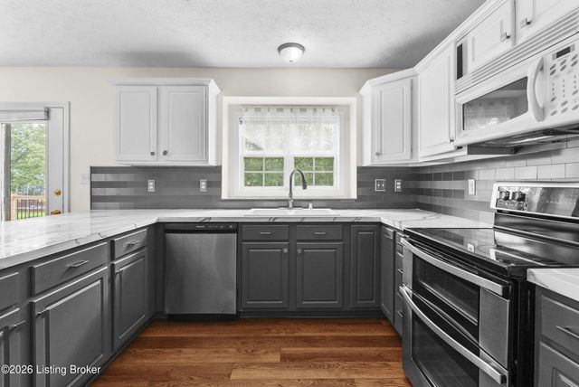 10123 Spring Gate Dr, Louisville, KY 40241