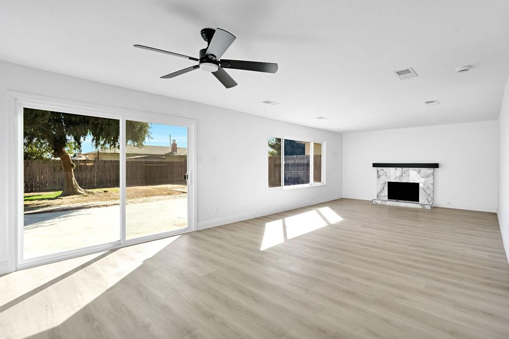 Image 11 of property listing at 2031 Northhill Street, Selma, CA 93662
