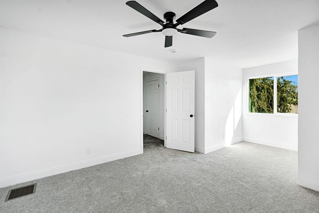 Image 27 of property listing at 2031 Northhill Street, Selma, CA 93662