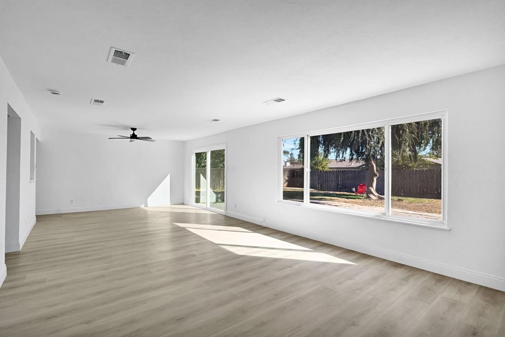 Image 6 of property listing at 2031 Northhill Street, Selma, CA 93662