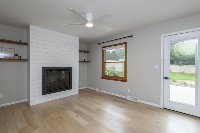 W143N8317 Oxford STREET, Menomonee Falls, WI 53051