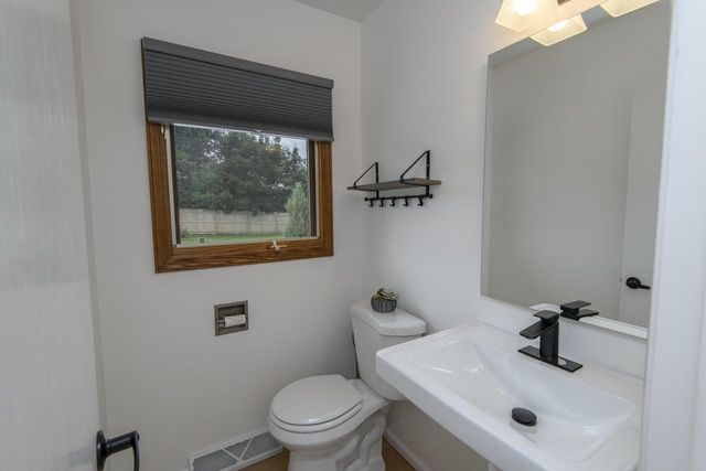 W143N8317 Oxford STREET, Menomonee Falls, WI 53051