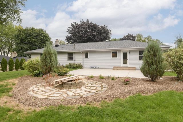 W143N8317 Oxford STREET, Menomonee Falls, WI 53051