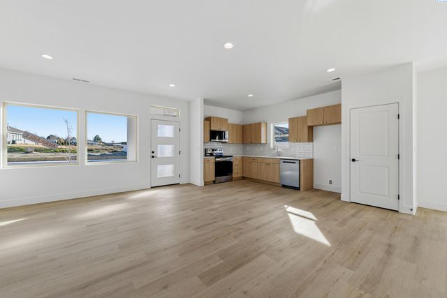 302 Kraus Ct, West Richland, WA 99353