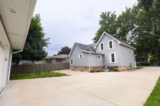 38 N GREEN Street, Carpentersville, IL 60110