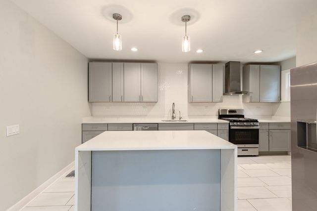 38 N GREEN Street, Carpentersville, IL 60110