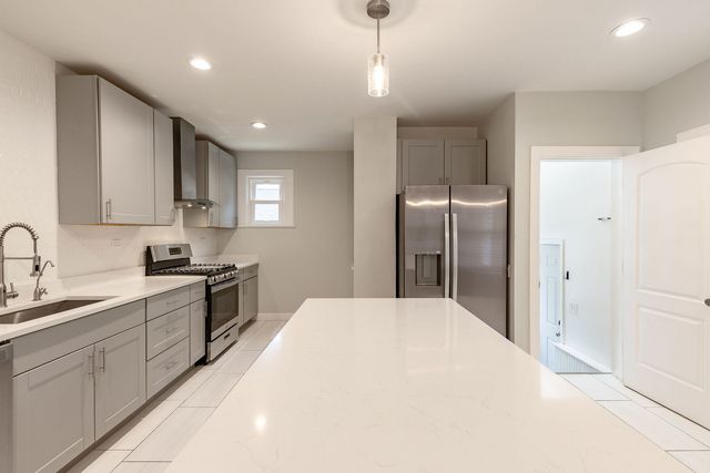 38 N GREEN Street, Carpentersville, IL 60110