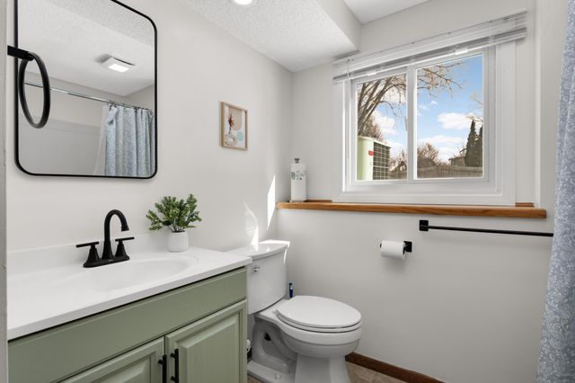 2427 Henslow Avenue N, Oakdale, MN 55128