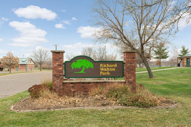 2427 Henslow Avenue N, Oakdale, MN 55128