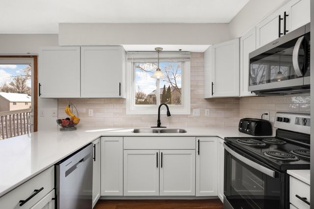 2427 Henslow Avenue N, Oakdale, MN 55128