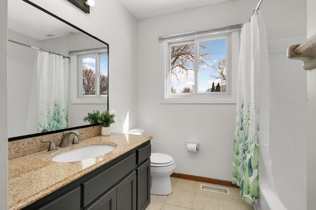 2427 Henslow Avenue N, Oakdale, MN 55128