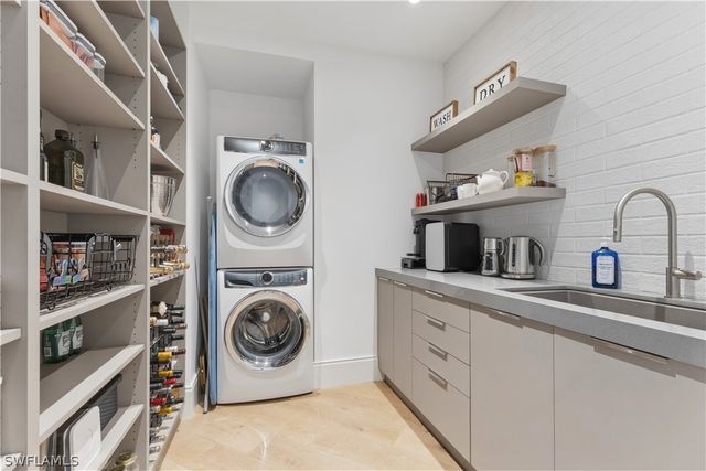 909 10th ST S 201, Naples, FL 34102