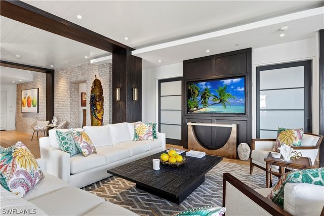 909 10th ST S 201, Naples, FL 34102