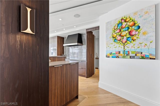 909 10th ST S 201, Naples, FL 34102