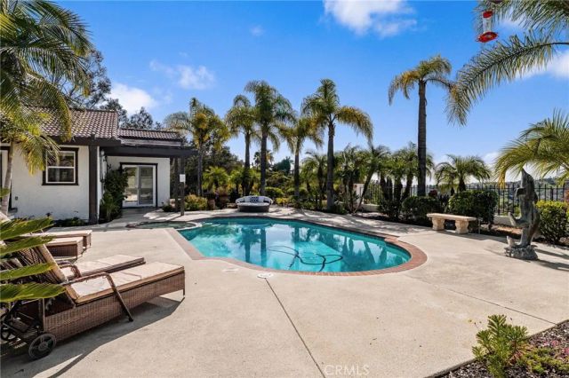 2465 Via Oeste Drive, Fallbrook, CA 92028
