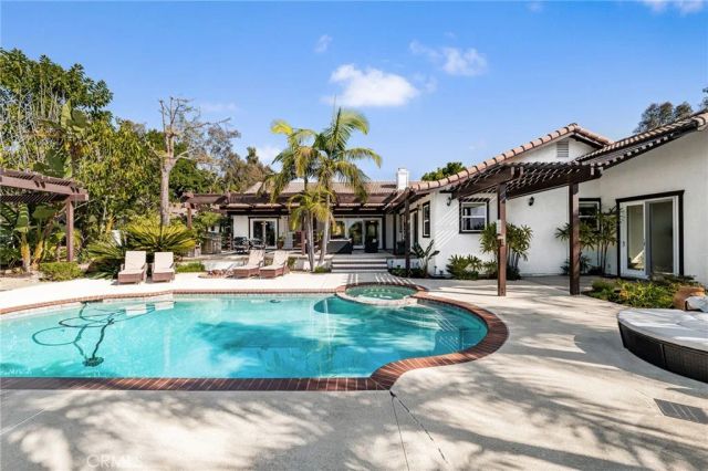 2465 Via Oeste Drive, Fallbrook, CA 92028