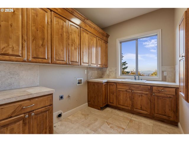 3779 Nw DEVOTO Ln, Portland, OR 97229