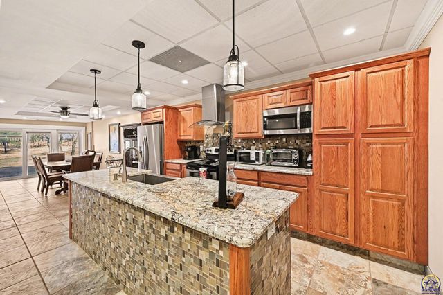 17251 Hollingsworth Rd, Basehor, KS 66007