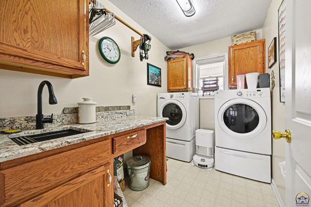 17251 Hollingsworth Rd, Basehor, KS 66007