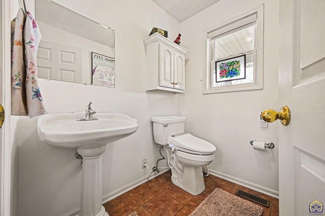 17251 Hollingsworth Rd, Basehor, KS 66007