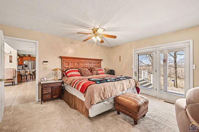 17251 Hollingsworth Rd, Basehor, KS 66007