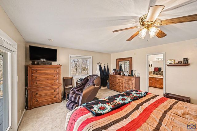 17251 Hollingsworth Rd, Basehor, KS 66007