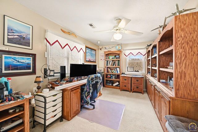 17251 Hollingsworth Rd, Basehor, KS 66007