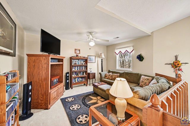 17251 Hollingsworth Rd, Basehor, KS 66007