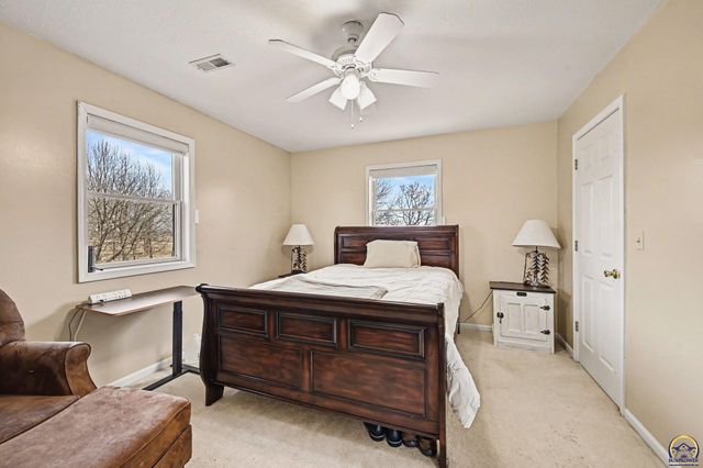 17251 Hollingsworth Rd, Basehor, KS 66007