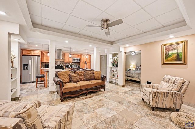 17251 Hollingsworth Rd, Basehor, KS 66007